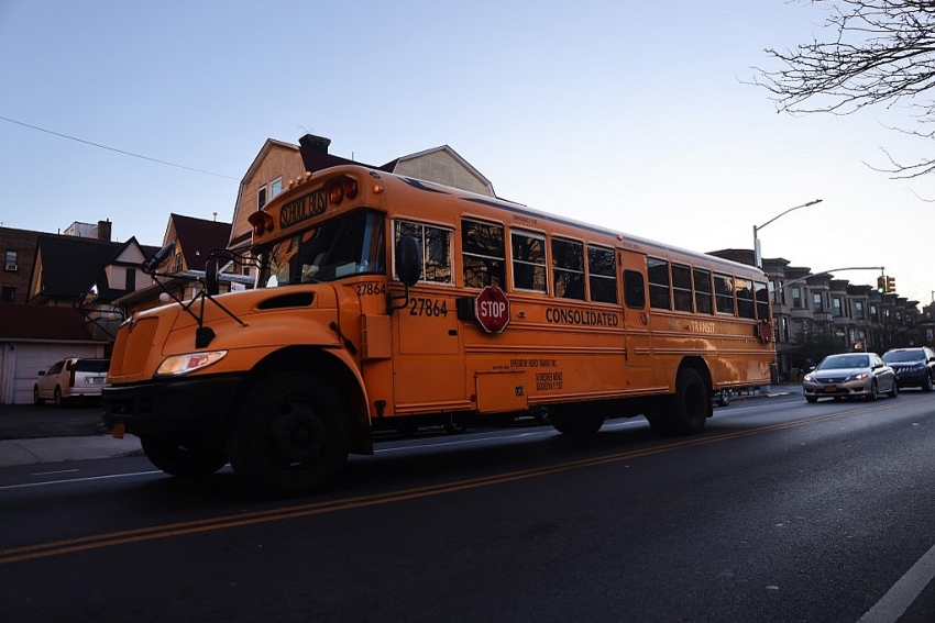 us virus death toll passes 250000 new york closes schools