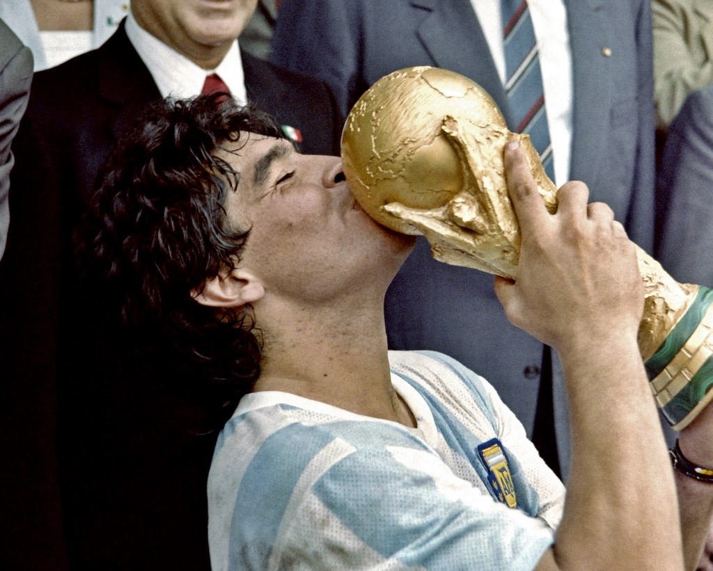 death of eternal maradona plunges football world into mourning