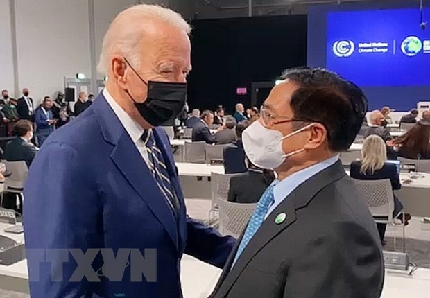 Prime Minister Pham Minh Chinh (R) meets US President Joe Biden at the event. (Photo: VNA)