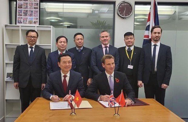 Minister of Information and Communications Nguyen Manh Hung (L) and the UK’s Parliamentary Under Secretary of State at the Department for Digital, Culture, Media and Sport Chris Philp sign a Letter of Intent on cooperation in digital economy and digital. (Photo: VNA)