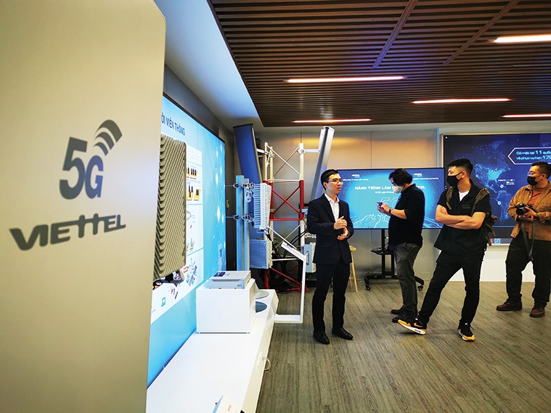 Along with mobile network providers like Viettel, other companies are intensifying work to realise 5G, photo Huu Tuan 
