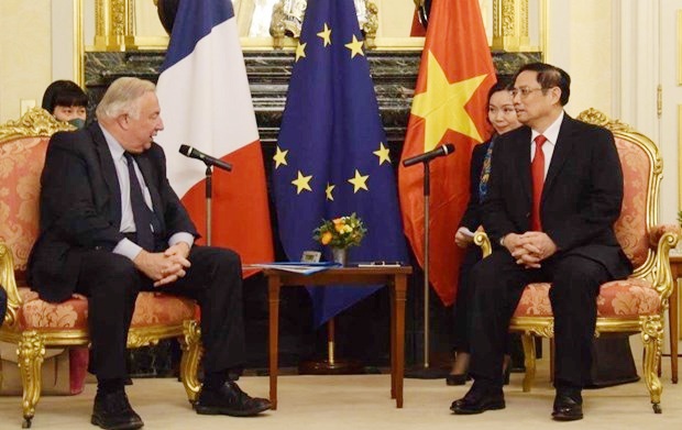 Vietnamese Prime Minister Pham Minh Chinh (R) and President of the French Senate Gerard Larcher (Photo: VGP)
