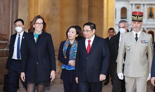 Minister of Transformation and Public Service of France Amélie de Montchalin chairs a welcome ceremony for Vietnamese PM Pham Minh Chinh (Photo: VNA)