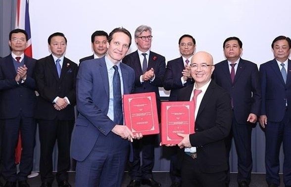 PM witnesses signing of 26 cooperation deals between Vietnam, UK