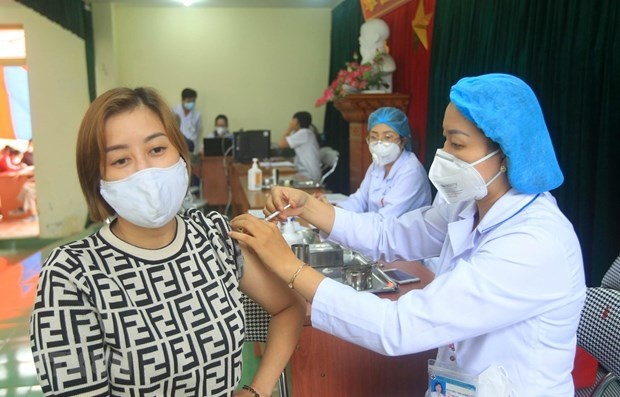 Vaccinating against COVID-19 (Photo: VNA)