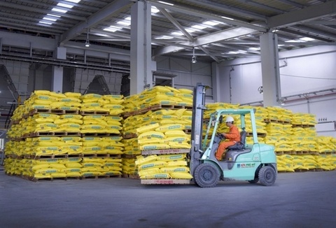 Worker moving products inside PetroVietnam Fertiliser & Chemicals Corporation's warehouse. The company shares hit the maximum daily gain of 7 per cent yesterday, boosting the market's sentiment. - Photo dpm.vn