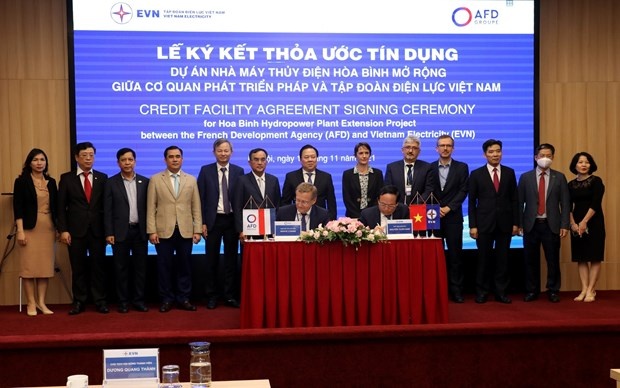 The loan agreement signing ceremony in Hanoi on November 10 (Photo: VNA)