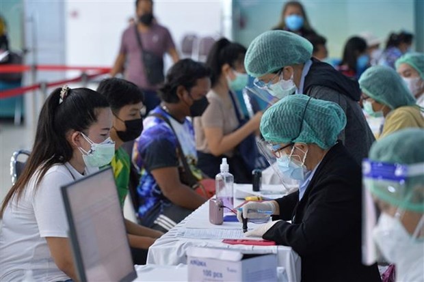 People register to receive COVID-19 vaccine shots in Bangkok, Thailand, on November 1, 2021. (Photo: Xinhua/VNA)