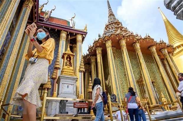 Tourists visit the Royal Palace in Bangkok, Thailand.(Photo: AFP/VNA)