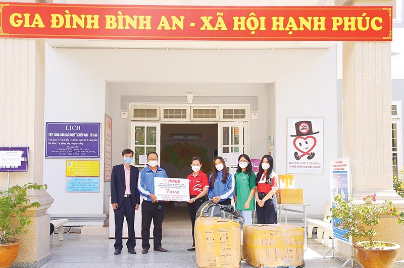 INSEE Vietnam and its distributor have donated medical products and materials to support pandemic prevention
