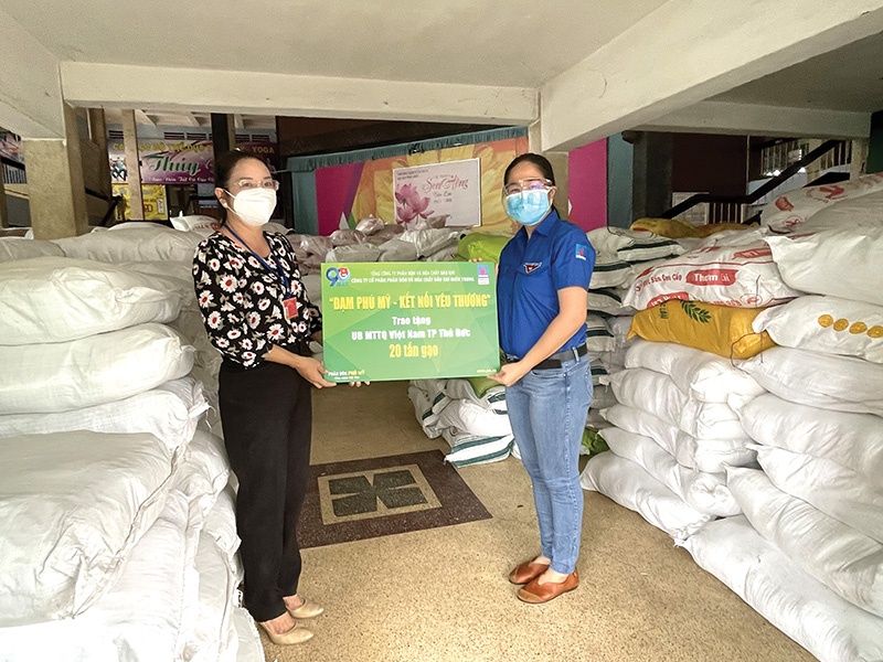 PVFCCo presents rice for impacted people in Thu Duc city
