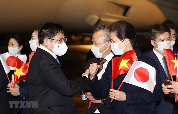 Vietnamese Prime Minister Pham Minh Chinh is welcomed at Haneda airport in Tokyo. (Photo: VNA)