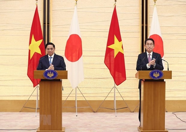 PM Pham Minh Chinh (left) and his Japanese counterpart Kishida Fumio at their joint press conference. (Photo: VNA)