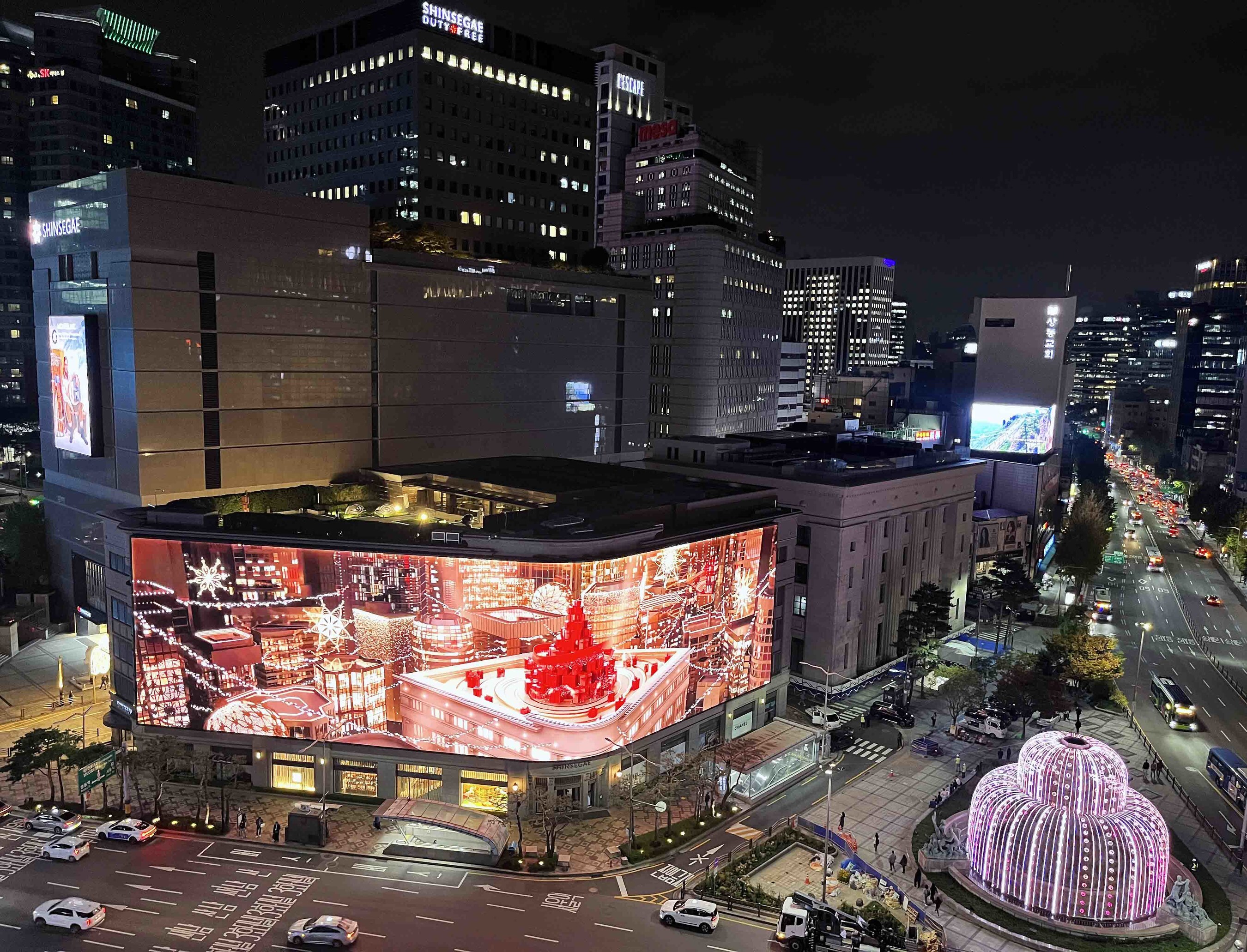 Shinsegae Square - Gift boxes stacked up on top of Shinsegae Department Store's rooftop