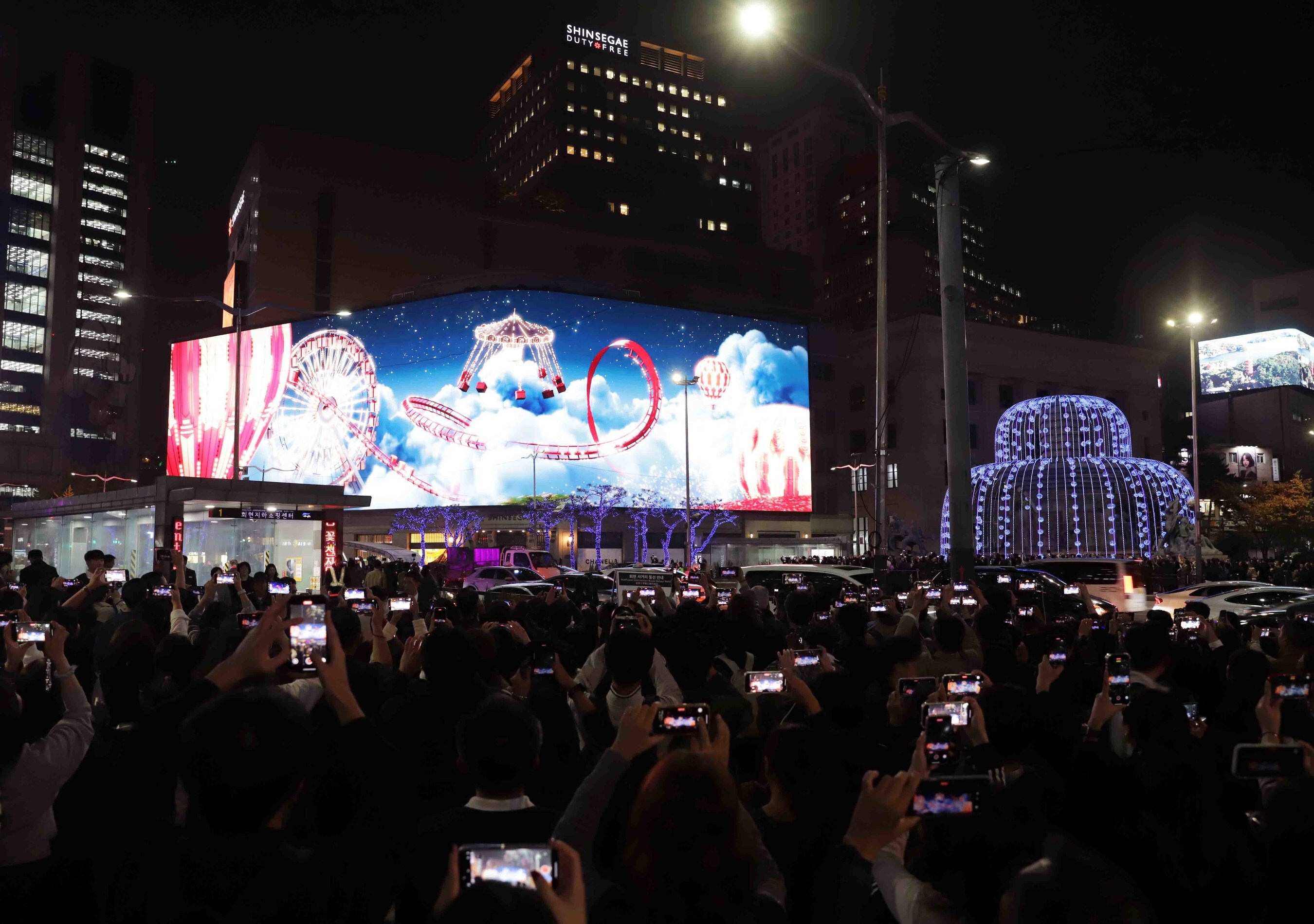 Shinsegae Square - Customers enjoying Christmas media facade