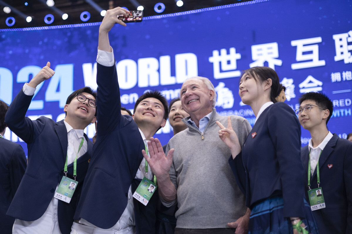 Participants take a photo at the 2024 World Internet Conference Wuzhen Summit in Zhejiang province. The WIC Wuzhen Summit, held for 10 consecutive years, ended on Friday. [NI YANQIANG/FOR CHINA DAILY]