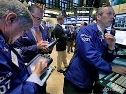 US stocks end mostly flat after Fed cliff warning