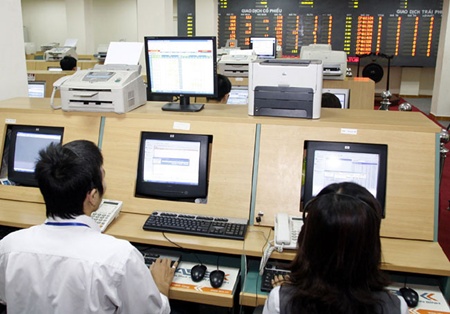 manufacturing gains as mounting selling pressure drags down stocks