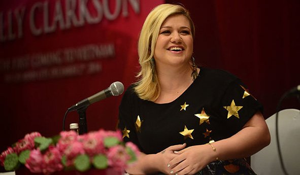 kelly clarkson arrives in vietnam