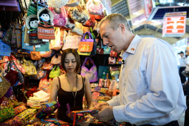 new us ambassador visits saigons ben thanh market