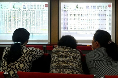 banks pull down vn shares