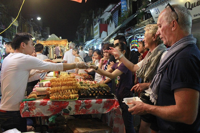 foreign tourists love to discover hanoi night market