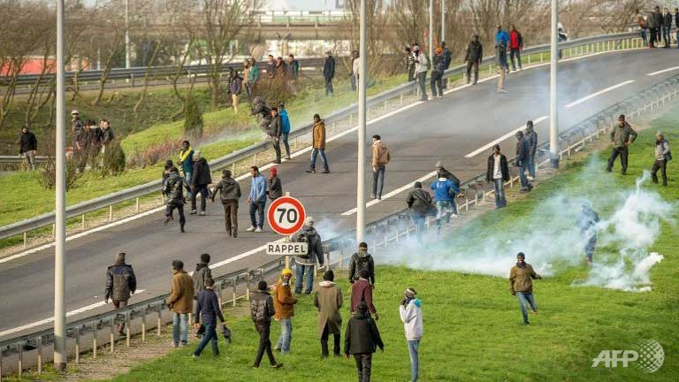 over 800 migrants try to storm channel tunnel in france