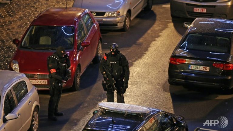 brussels police raid home make arrests in paris attacks probe