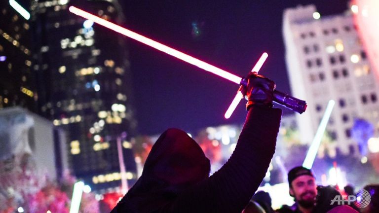 star wars overtakes jurassic world for biggest global debut