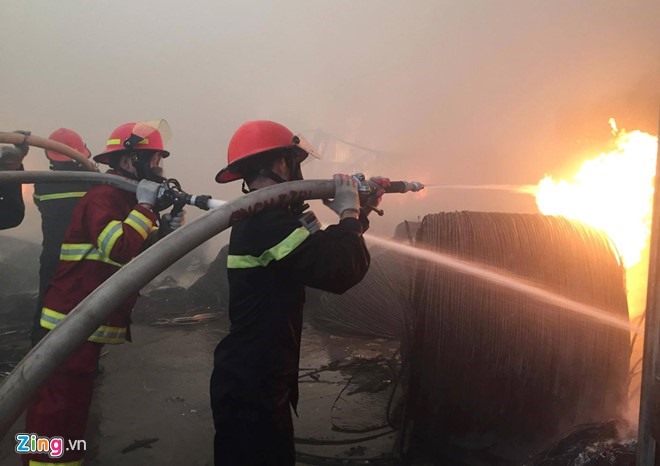 blaze destroys 800 sqm workshop in ha noi this morning