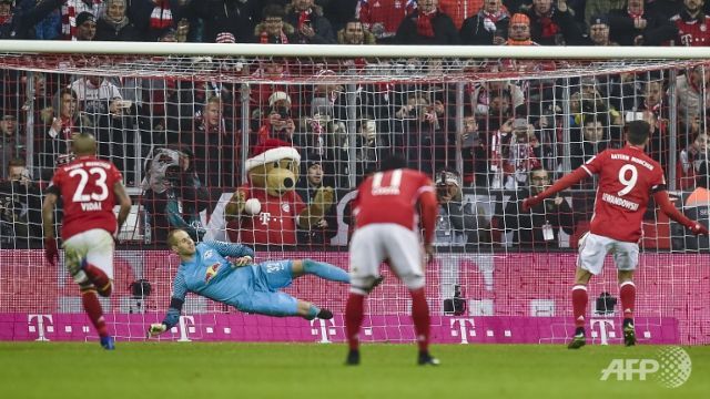 lewandowski scores as bayern hammer 10 man leipzig