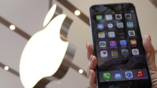 apple admits to slowing iphones as batteries age