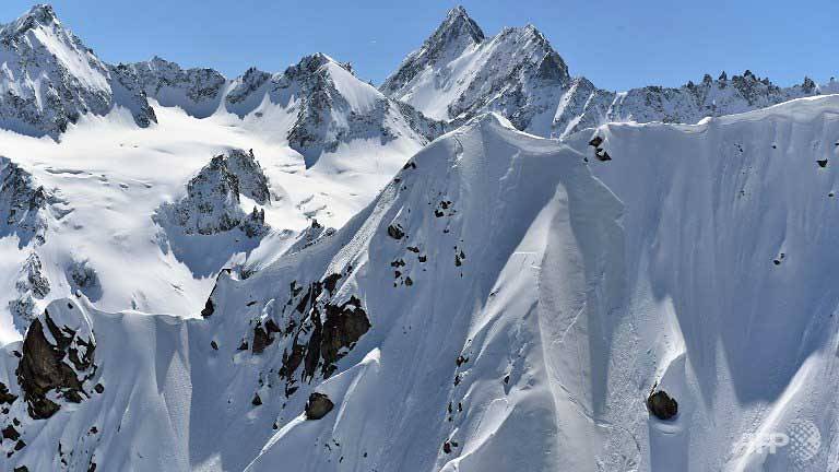 three people die in avalanches in swiss alps