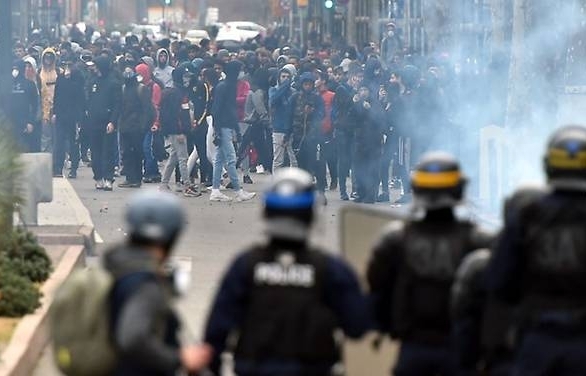 Foreigners put on alert over French fuel protests