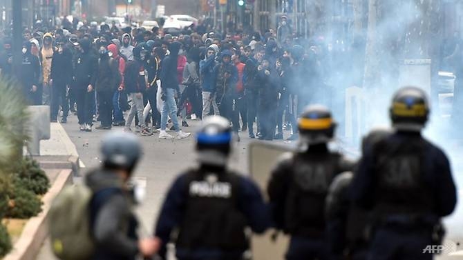 foreigners put on alert over french fuel protests