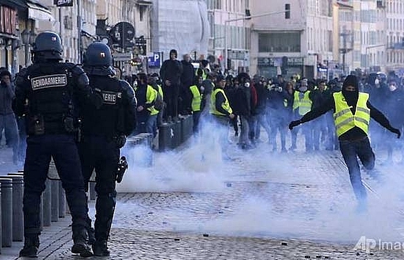 Macron to address the nation as calls grow to act on 'yellow vest' protests