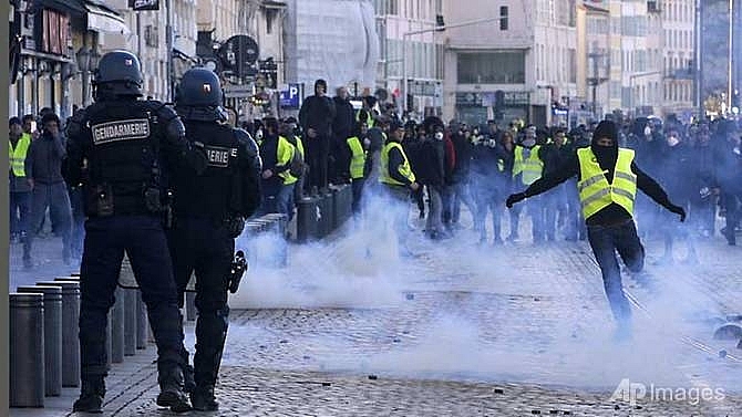 macron to address the nation as calls grow to act on yellow vest protests