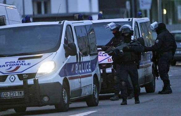 French police sweep Strasbourg in hunt for gunman