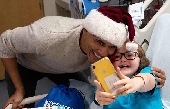 Obama delights sick children as Santa in Washington