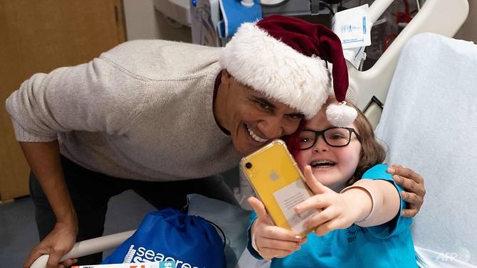 obama delights sick children as santa in washington