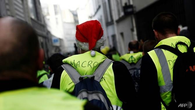 yellow vest protest numbers fall in run up to christmas