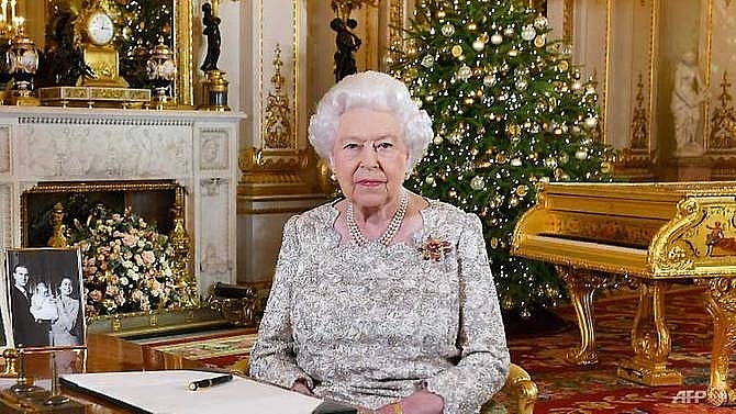 queen elizabeth ii warns of tribalism in christmas address
