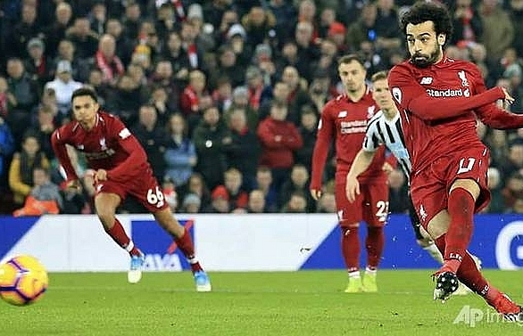Liverpool open up six-point lead as Man City lose again at Leicester