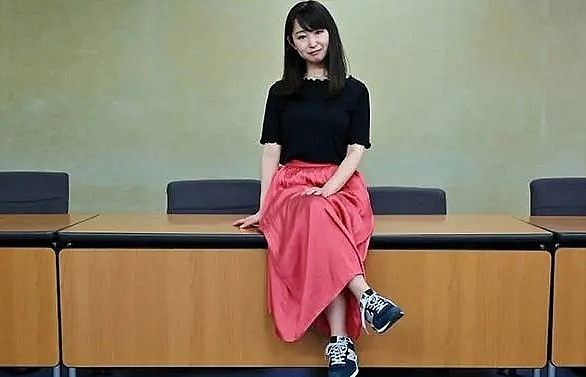 japan anti high heels campaigner steps up to fight glasses ban