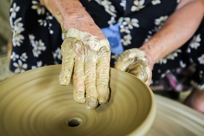 visiting 500 year old pottery making village of thanh ha