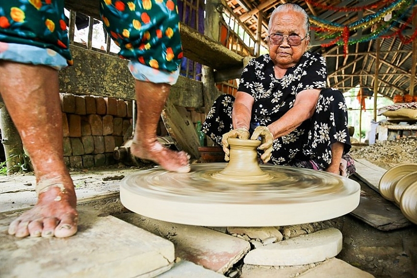 visiting 500 year old pottery making village of thanh ha