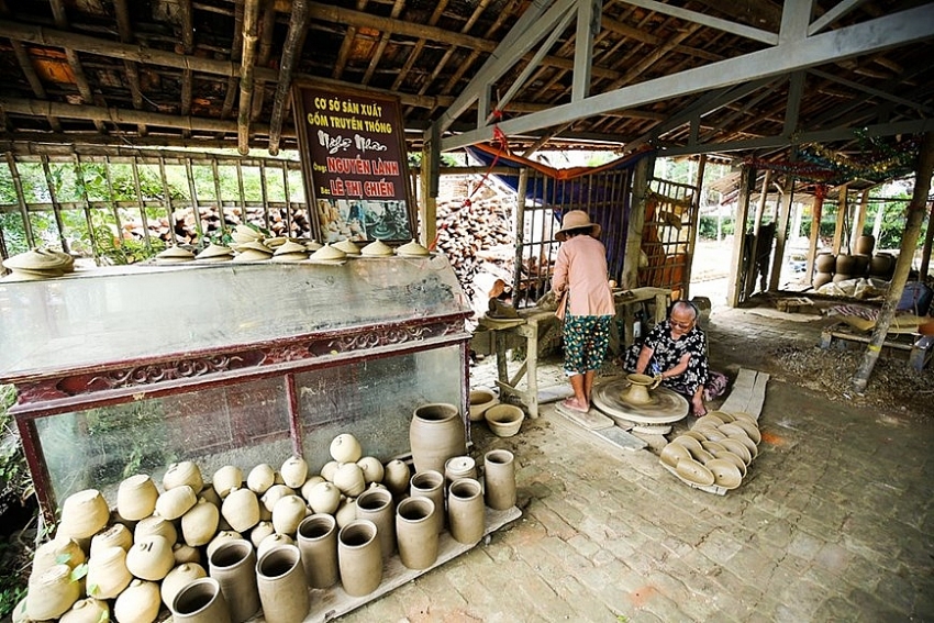 visiting 500 year old pottery making village of thanh ha