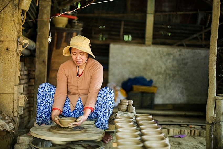 visiting 500 year old pottery making village of thanh ha