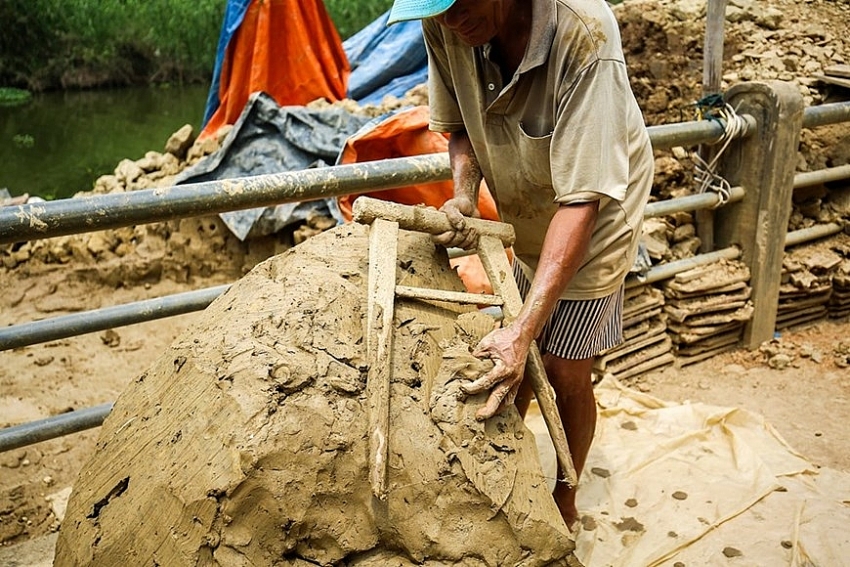 visiting 500 year old pottery making village of thanh ha