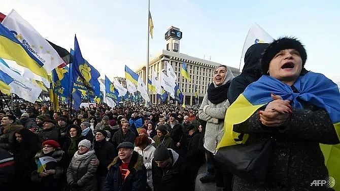 ukraine crowds protest over russia summit